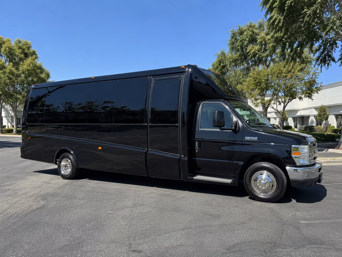 bus rentals for corporate groups at churchill downs and keeneland